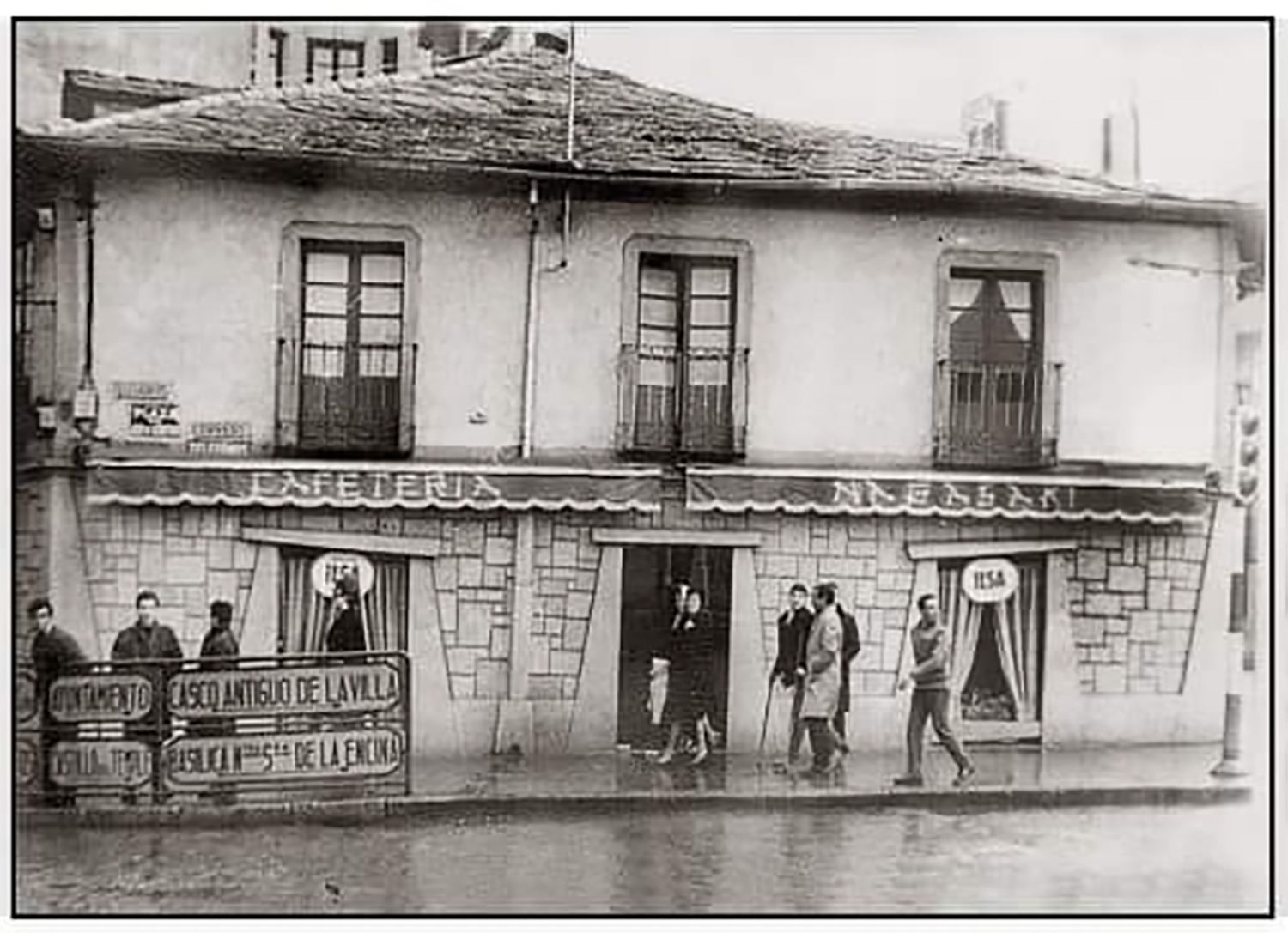 Antigua ubicación del bar Nagasaky al lado de la Plaza Julio Lazurtegui | Foto: Compartida en el Facebook 'Fotos Antiguas de Ponferrada y El Bierzo. Autor: Socio Álvarez Antigua ubicación del bar Nagasaky al lado de la Plaza Julio Lazurtegui | Foto: Compartida en el Facebook 'Fotos Antiguas de Ponferrada y El Bierzo. Autor: Socio Álvarez