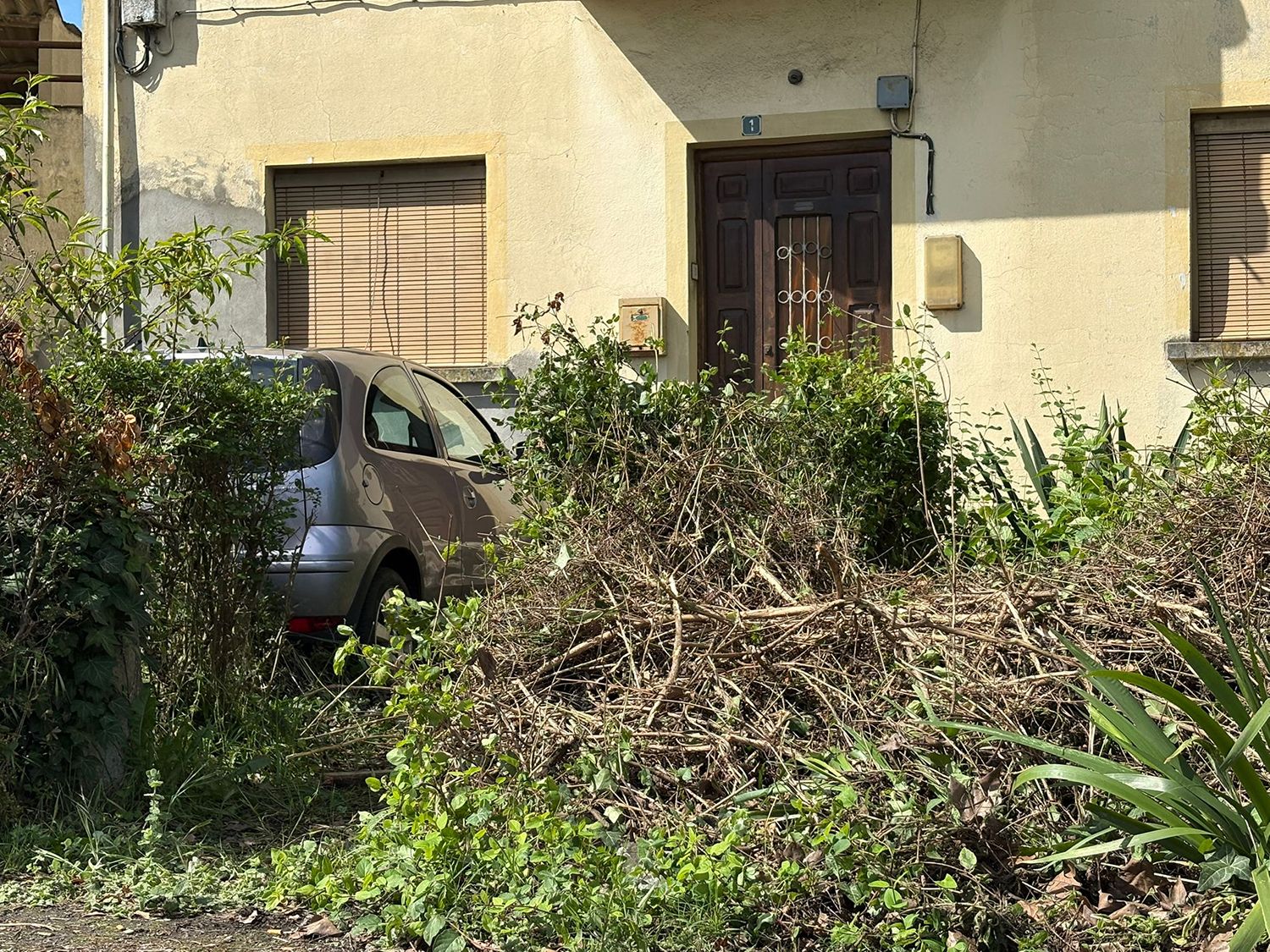 Estado del coche empotrado contra una vivienda en Compostilla