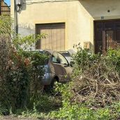 Estado del coche empotrado contra una vivienda en Compostilla 