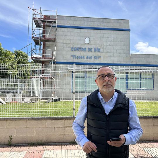 Carlos Cortina, concejal de urbanismo, en la reapertura del Centro de Día de Flores del Sil