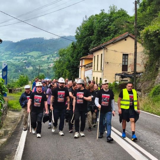 Los compañeros de Fabero acompañan la marcha negra de los mineros de Ibias a su entrada en Oviedo  (4) Juan Alegría 