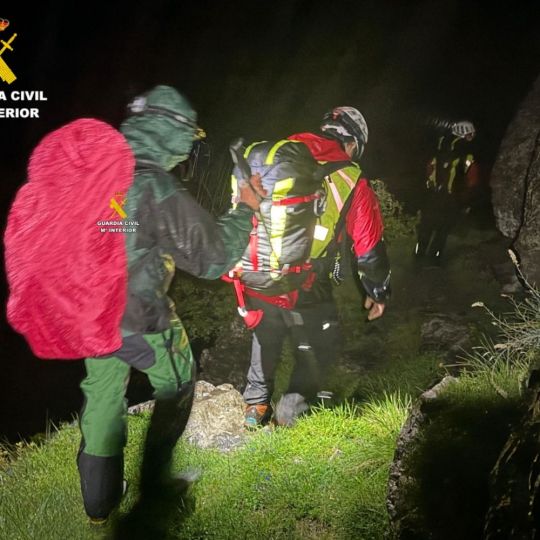 Amplio dispositivo para tratar de localizar a un montañero extraviado en Picos de Europa