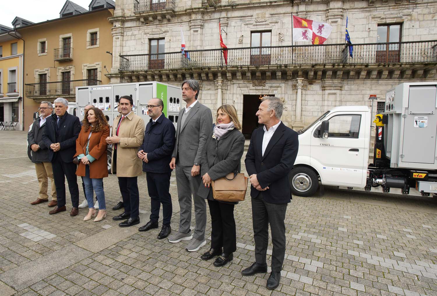 César SánchezICAL . El consejero de Medio Ambiente, Suárez Quiñones, asiste a la entrega de puntos limpios móviles a los aytos de Ponferrada y Bembibre (8)