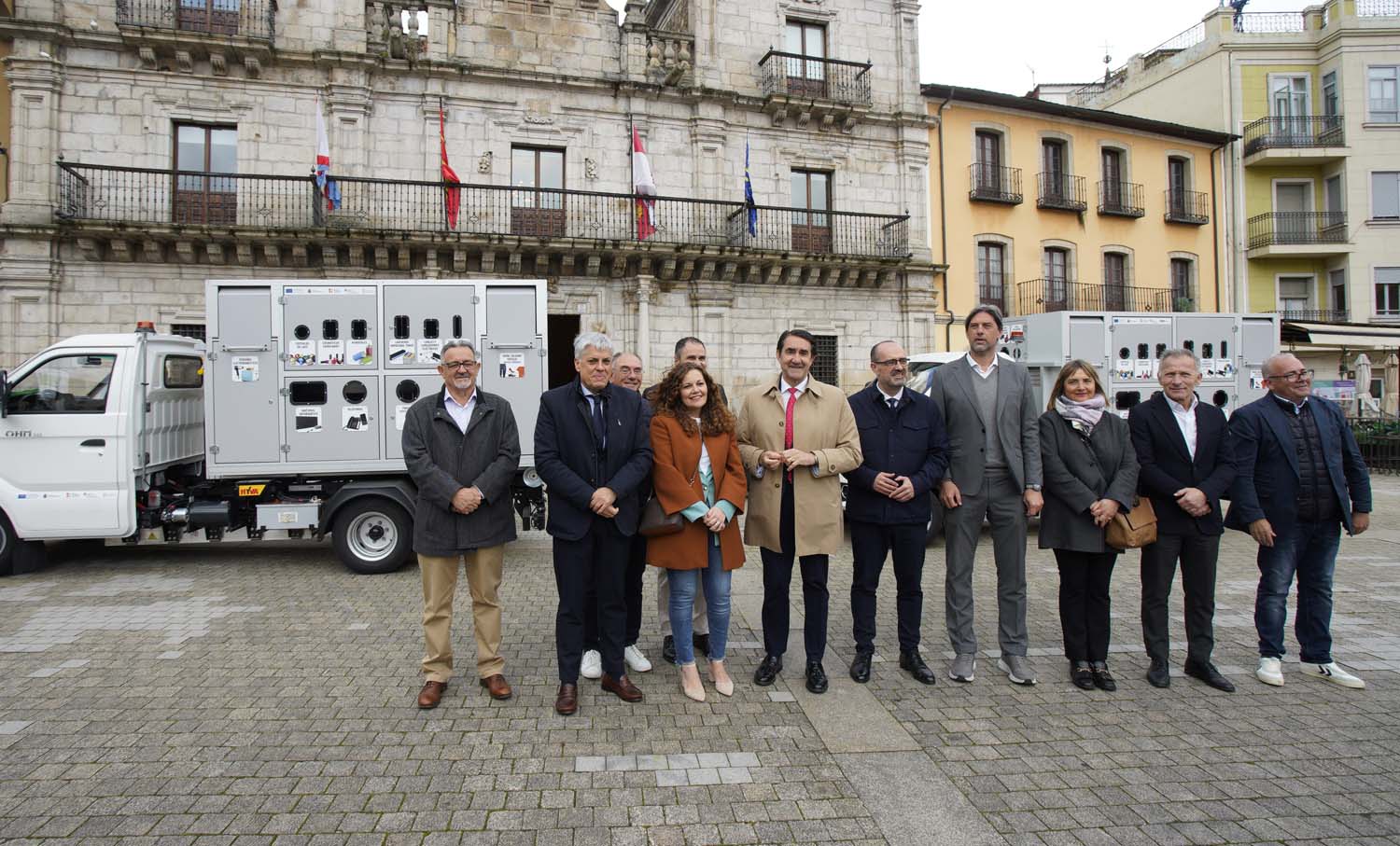 El consejero de Medio Ambiente, Suárez Quiñones, asiste a la entrega de puntos limpios móviles a los aytos de Ponferrada y Bembibre | César Sánchez / ICAL 