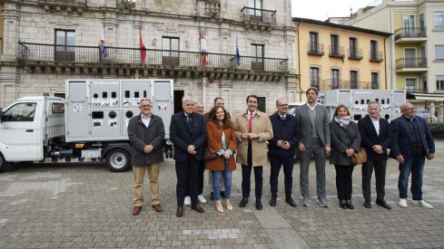 El consejero de Medio Ambiente, Suárez Quiñones, asiste a la entrega de puntos limpios móviles a los aytos de Ponferrada y Bembibre | César Sánchez / ICAL 