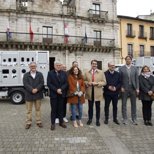 El consejero de Medio Ambiente, Suárez Quiñones, asiste a la entrega de puntos limpios móviles a los aytos de Ponferrada y Bembibre | César Sánchez / ICAL El consejero de Medio Ambiente, Suárez Quiñones, asiste a la entrega de puntos limpios móviles a los aytos de Ponferrada y Bembibre | César Sánchez / ICAL
