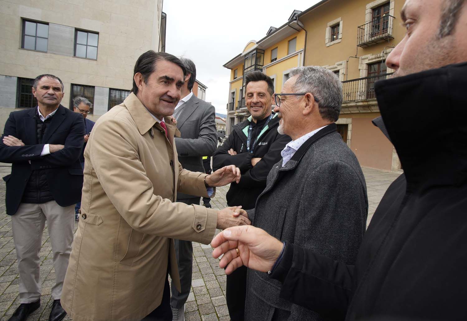 César SánchezICAL . El consejero de Medio Ambiente, Suárez Quiñones, asiste a la entrega de puntos limpios móviles a los aytos de Ponferrada y Bembibre (11)