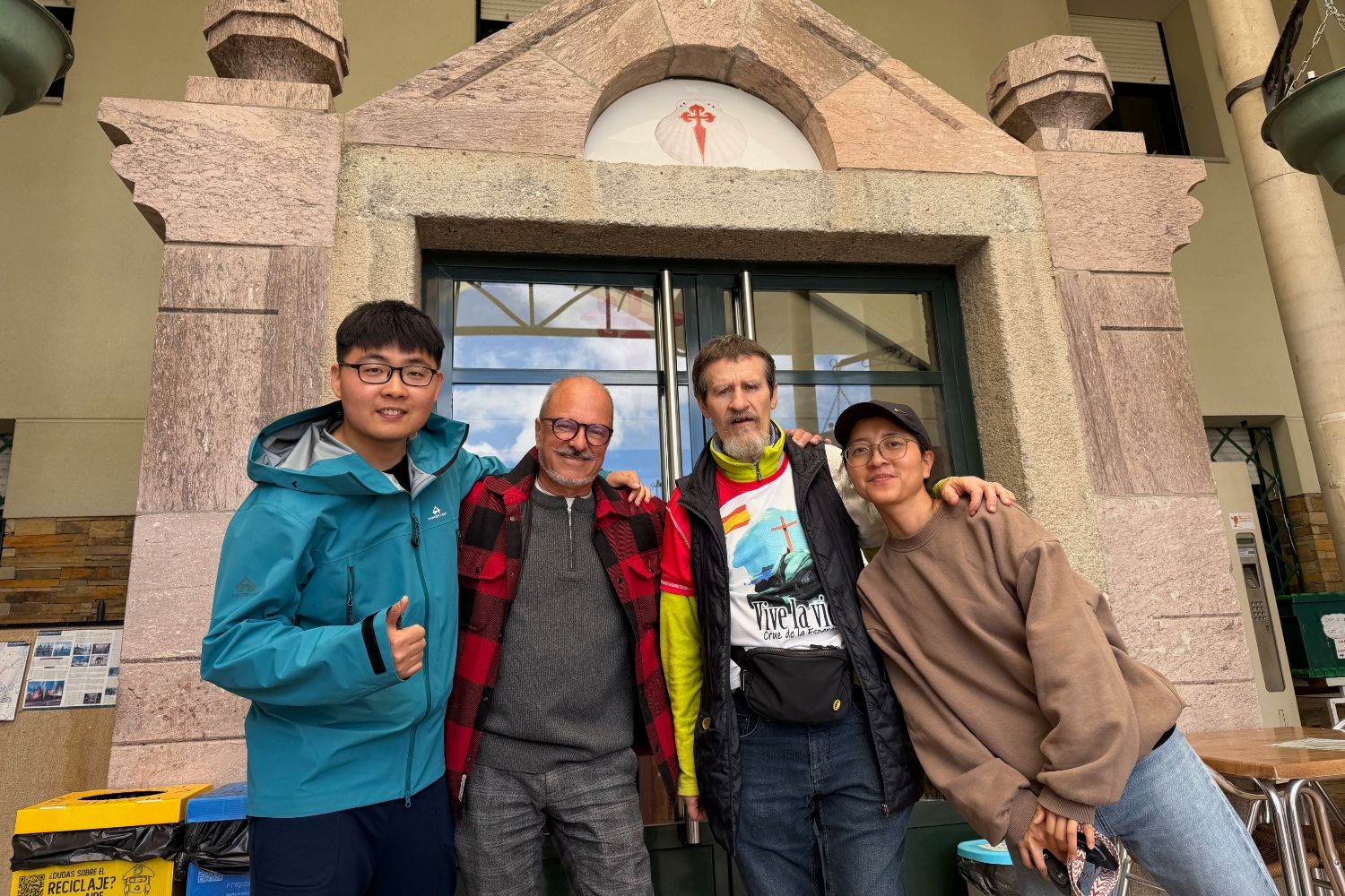Los presidentes de Camino Francés Federación y la Asociación de Amigos del Camino de El Bierzo dan la bienvenida a los primeros hospitaleros chinos del acuerdo de cooperación