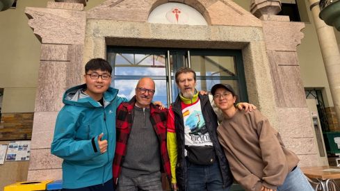 Los presidentes de Camino Francés Federación y la Asociación de Amigos del Camino de El Bierzo dan la bienvenida a los primeros hospitaleros chinos del acuerdo de cooperación Los presidentes de Camino Francés Federación y la Asociación de Amigos del Camino de El Bierzo dan la bienvenida a los primeros hospitaleros chinos del acuerdo de cooperación