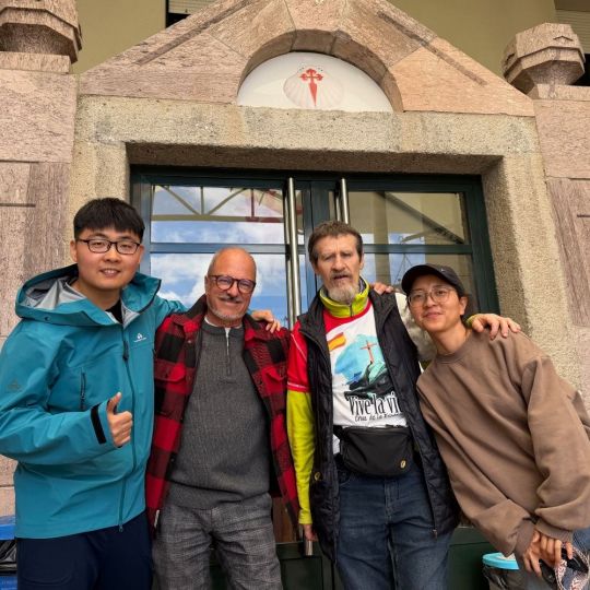 Los presidentes de Camino Francés Federación y la Asociación de Amigos del Camino de El Bierzo dan la bienvenida a los primeros hospitaleros chinos del acuerdo de cooperación Los presidentes de Camino Francés Federación y la Asociación de Amigos del Camino de El Bierzo dan la bienvenida a los primeros hospitaleros chinos del acuerdo de cooperación