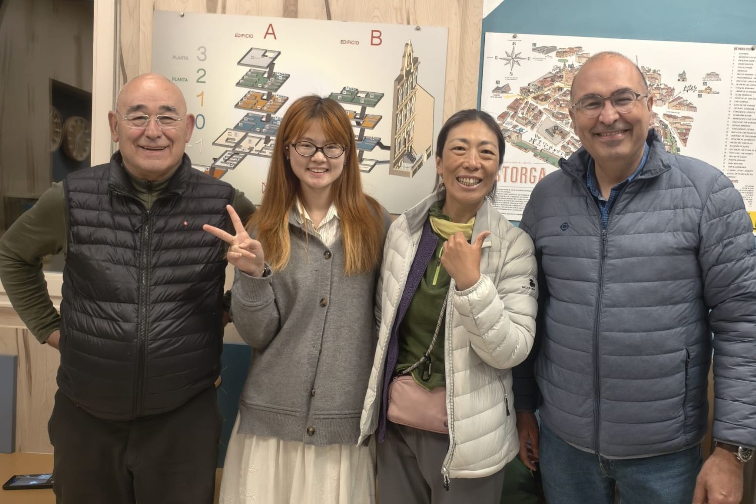 Los primeros hospitaleros chinos, a su llegada al Albergue de Peregrinos de Astorga junto a los presidente de la asociación astorgana y el responsable de acogida del albergue (1)