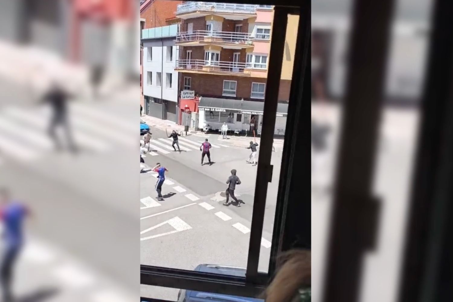 Pelea a 'palazo' limpio entre los ultras de la Cultural y el Eibar en la previa del partido