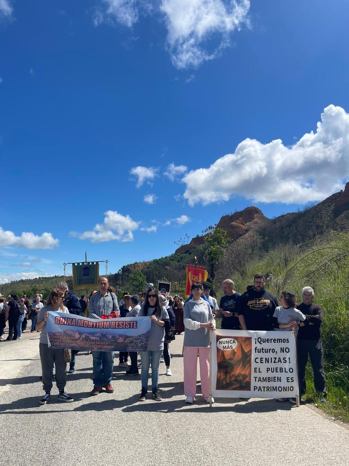 Protesta de la Asociación de Vecinos “Las Médulas” en la que reclaman servicios para el Patrimonio de la Humanidad | Asociación de Vecinos 'Las Médulas'