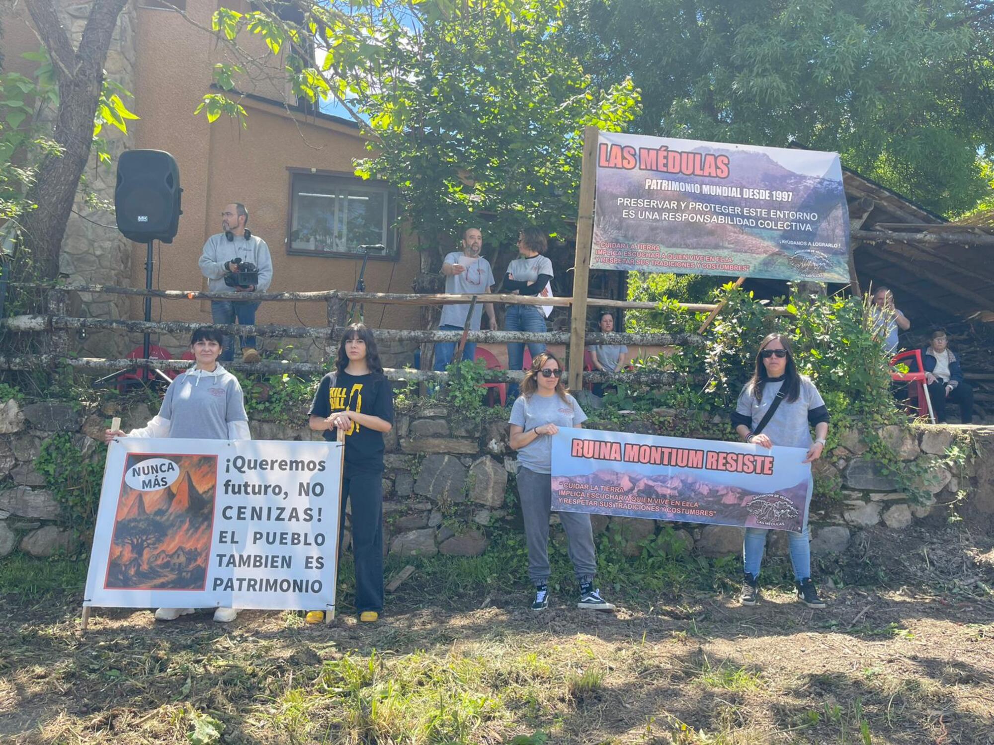 Protesta de la Asociación de Vecinos “Las Médulas” en la que reclaman servicios para el Patrimonio de la Humanidad | Asociación de Vecinos 'Las Médulas'