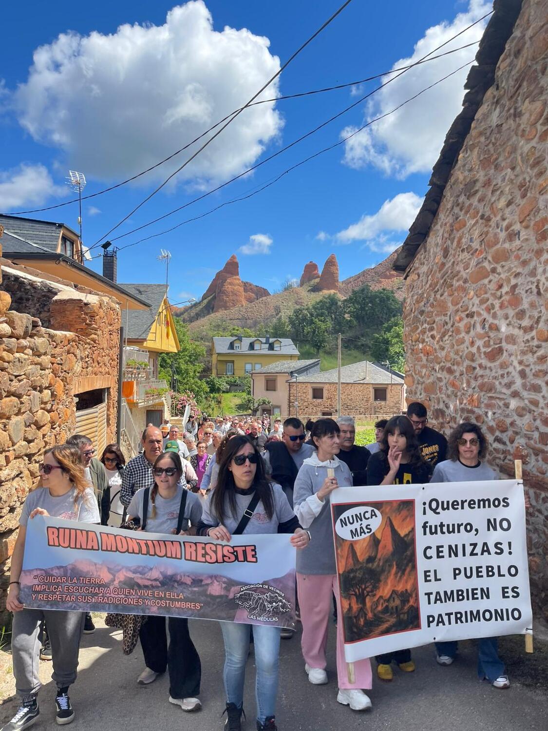 Protesta de la Asociación de Vecinos “Las Médulas” en la que reclaman servicios para el Patrimonio de la Humanidad | Asociación de Vecinos 'Las Médulas'