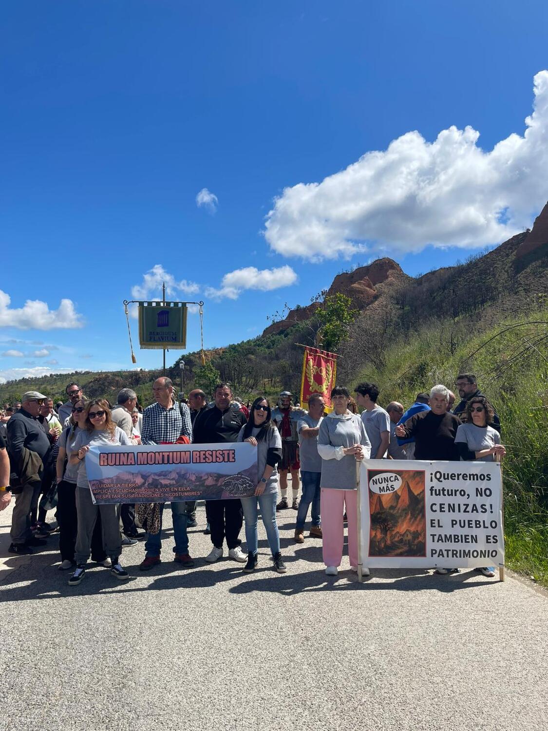 Protesta de la Asociación de Vecinos “Las Médulas” en la que reclaman servicios para el Patrimonio de la Humanidad | Asociación de Vecinos 'Las Médulas'