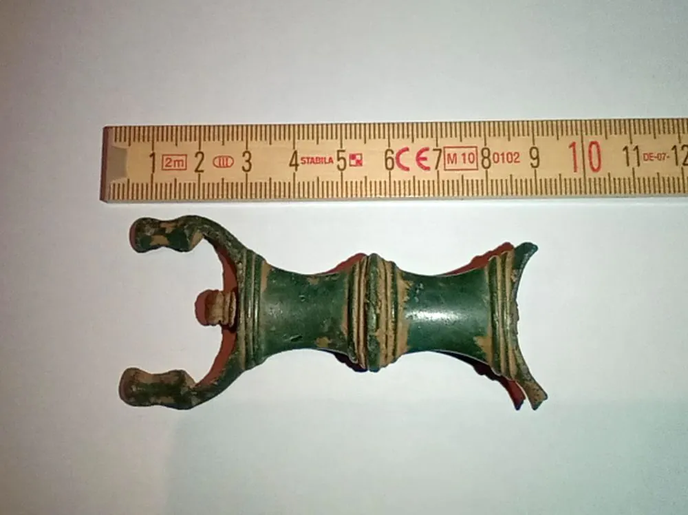 Empuñadura del puñal de antenas descubierta por Oscar Cela. Fofografía del descubridor Empuñadura del puñal de antenas descubierta por Oscar Cela. Fofografía del descubridor