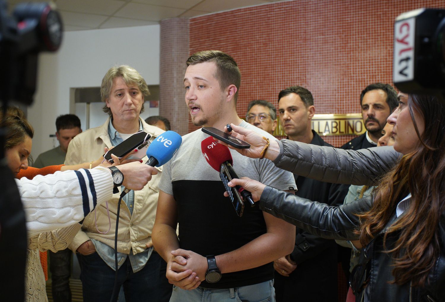 Recepción del PSOE a los participantes de la marcha minera de Mina Miura en Villablino | César Sánchez / ICAL Recepción del PSOE a los participantes de la marcha minera de Mina Miura en Villablino | César Sánchez / ICAL
