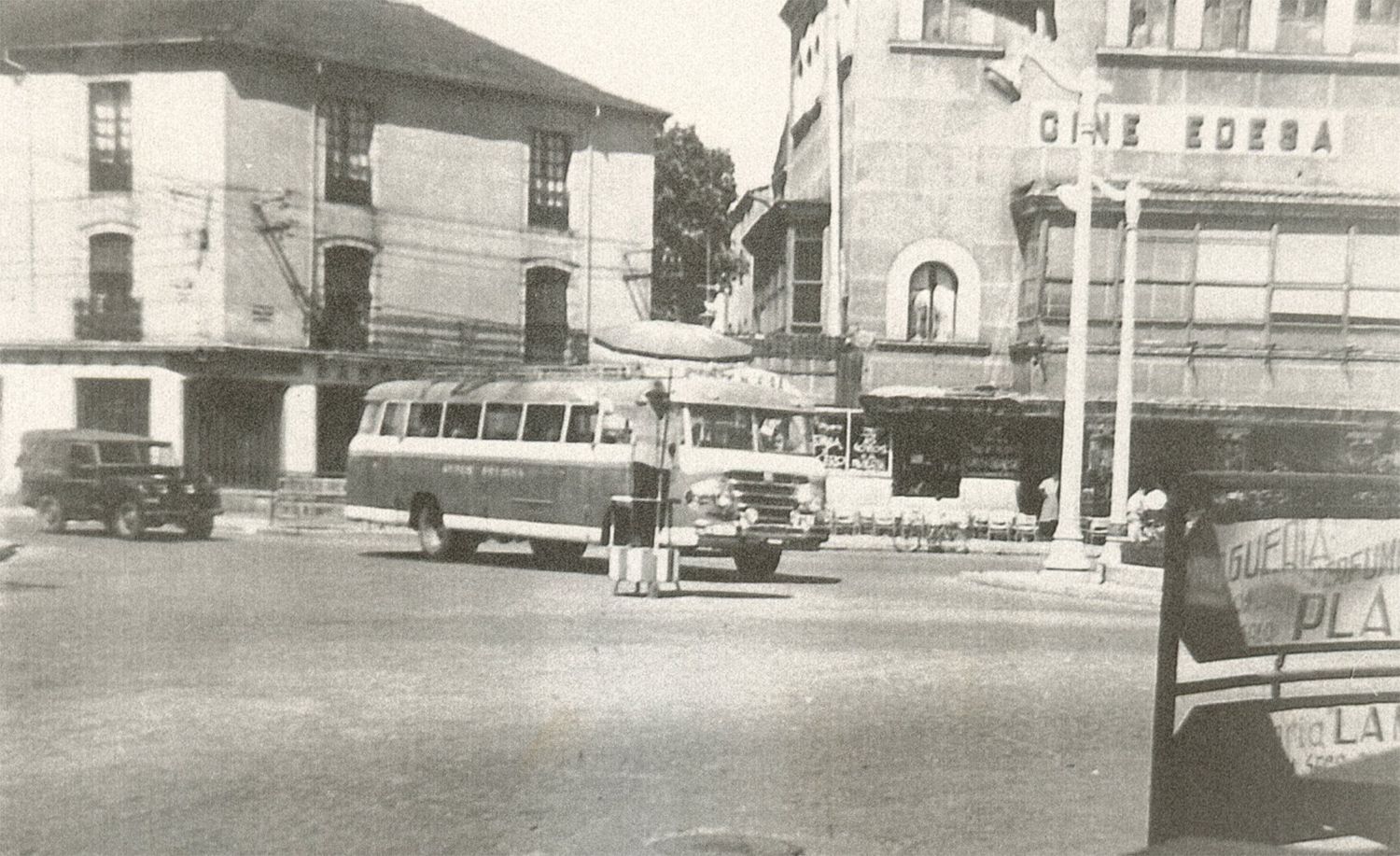 Guardia dirigiendo el tráfico en la plaza Julio Lazúrtegui | Foto: Compartida en el Facebook 'Fotos Antiguas de Ponferrada y El Bierzo. Autor: Juan Bautista Guardia dirigiendo el tráfico en la plaza Julio Lazúrtegui | Foto: Compartida en el Facebook 'Fotos Antiguas de Ponferrada y El Bierzo. Autor: Juan Bautista