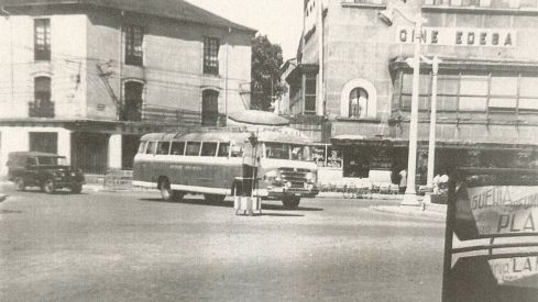 Guardia dirigiendo el tráfico en la plaza Julio Lazúrtegui | Foto: Compartida en el Facebook 'Fotos Antiguas de Ponferrada y El Bierzo. Autor: Juan Bautista Guardia dirigiendo el tráfico en la plaza Julio Lazúrtegui | Foto: Compartida en el Facebook 'Fotos Antiguas de Ponferrada y El Bierzo. Autor: Juan Bautista