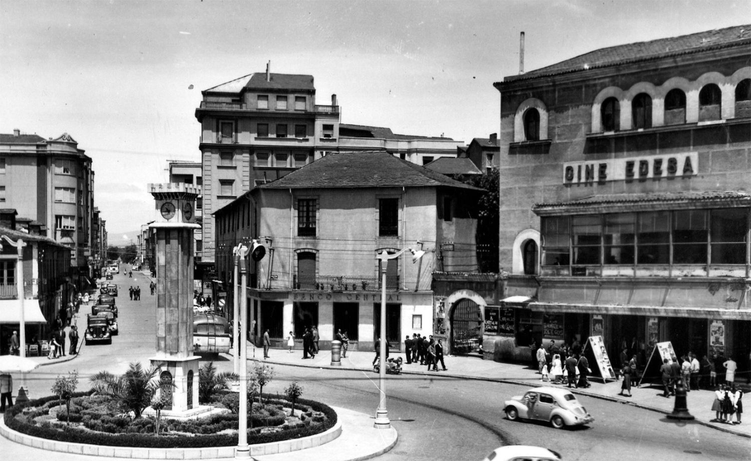 Antigua plaza de Julio Lazúrtegui | Foto: Compartida en el Facebook 'Fotos Antiguas de Ponferrada y El Bierzo. Autor: Juan Bautista Antigua plaza de Julio Lazúrtegui | Foto: Compartida en el Facebook 'Fotos Antiguas de Ponferrada y El Bierzo. Autor: Juan Bautista