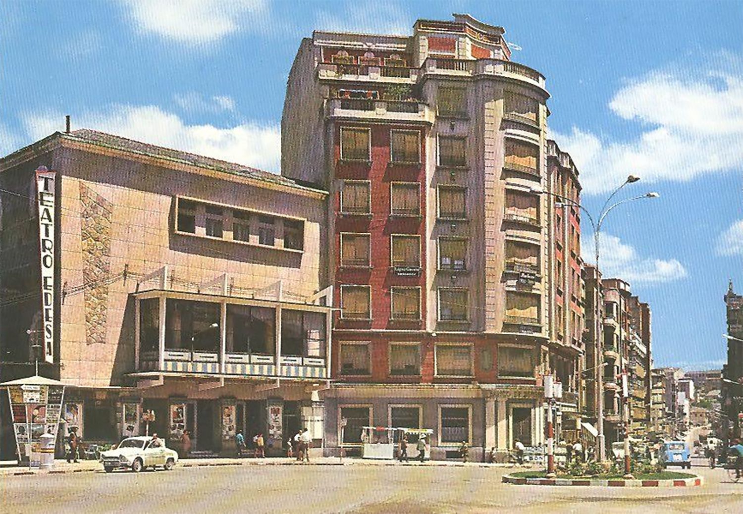 Antigua plaza Julio Lazúrtegui de Ponferrada con el cine Edesa | Foto: Compartida en el Facebook 'Fotos Antiguas de Ponferrada y El Bierzo. Autor: Juan Ignacio Laborda Antigua plaza Julio Lazúrtegui de Ponferrada con el cine Edesa | Foto: Compartida en el Facebook 'Fotos Antiguas de Ponferrada y El Bierzo. Autor: Juan Ignacio Laborda