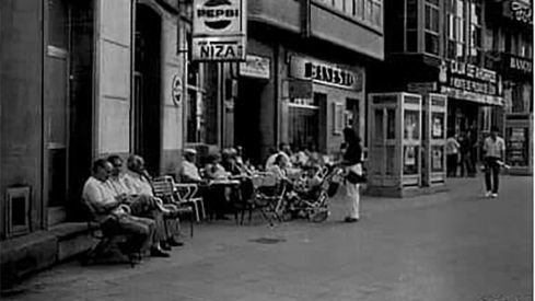 El antiguo bar Niza de la Plaza Julio Lazúrtegui | Foto: Compartida en el Facebook 'Fotos Antiguas de Ponferrada y El Bierzo. Autor: Socio Álvarez El antiguo bar Niza de la Plaza Julio Lazúrtegui | Foto: Compartida en el Facebook 'Fotos Antiguas de Ponferrada y El Bierzo. Autor: Socio Álvarez