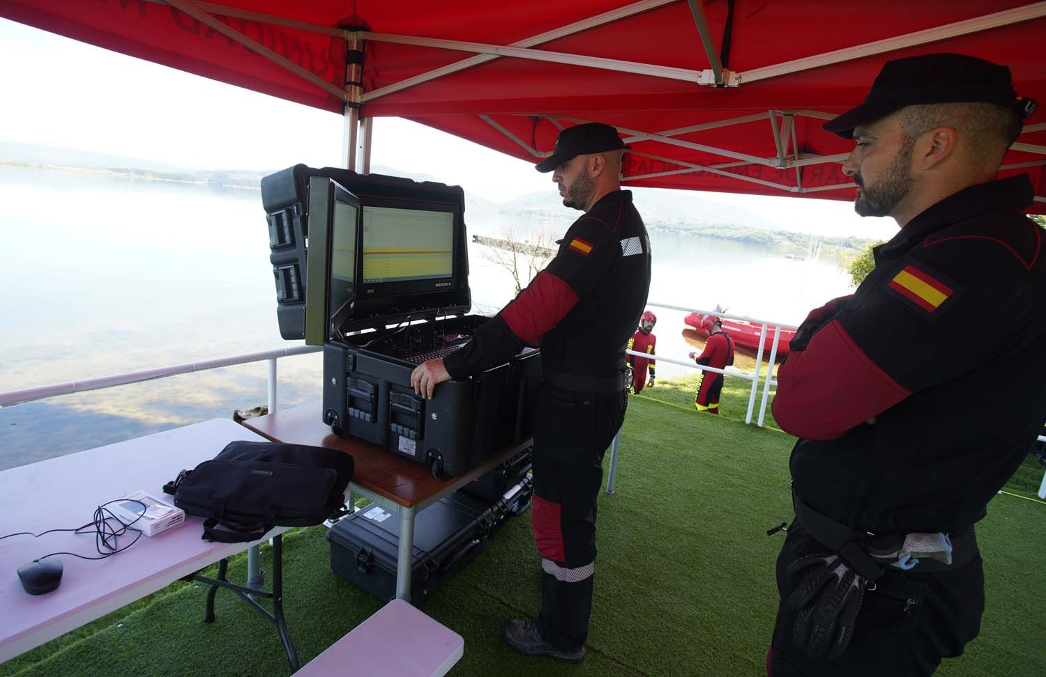 César SánchezICAL La Unidad Militar de Emergencias realiza ejercicios de la Unidad de Drones en el pantano de Bárcena(8)