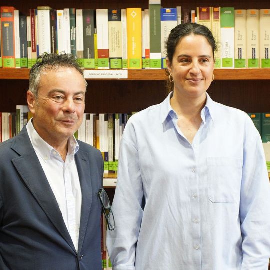 César Sánchez / ICAL  La presidenta de la Delegación de Ponferrada del Colegio de la Abogacía de León, Ana Garnelo Fernández-Trigales, junto al vicepresidente, Pablo Soto, durante su comparecencia