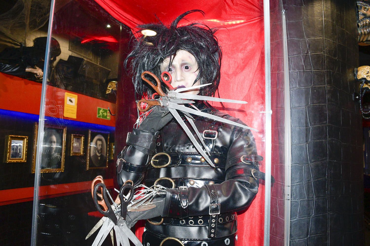 Figura de Eduardo Manostijeras en el Morticia