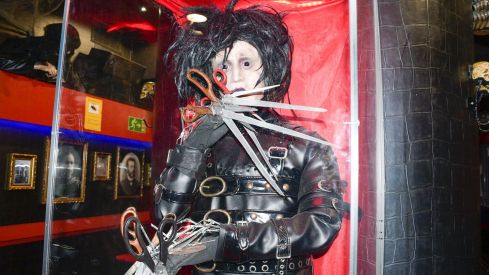 Figura de Eduardo Manostijeras en el Morticia