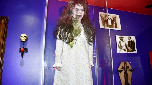 Figura de La Niña del Exorcista en el Morticia