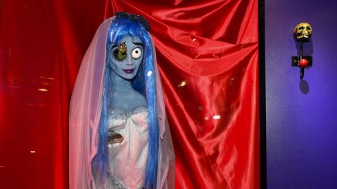 Figura de La Novia Cadáver en el Morticia (1)