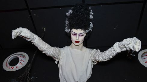 Figura de La Novia de Frankenstein en el Morticia
