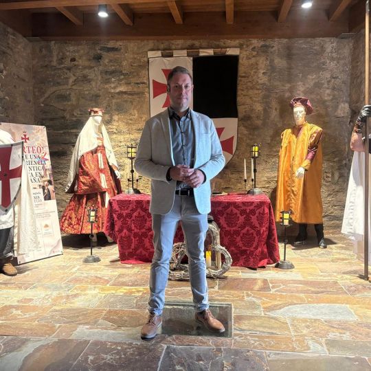 El concejal de Turismo del Ayuntamiento de Ponferrada, Iván Alonso, presenta la novedad de la Cena Romántica en la Noche Templaria 