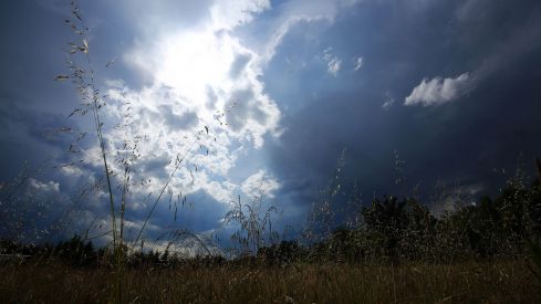 César Sánchez / ICAL . Nubes de tormenta en el Bierzo