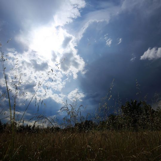 César Sánchez / ICAL . Nubes de tormenta en el Bierzo