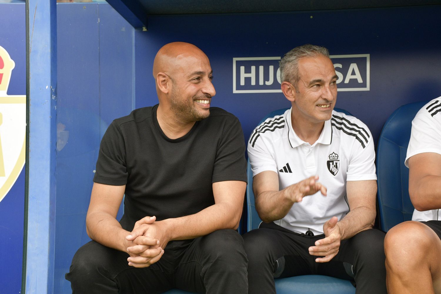 El entrenador de la Ponferradina, Mehdi Nafti, minutos antes del partido contra el Bilbao Athletic | Foto: Dani Merino, InfoBierzo