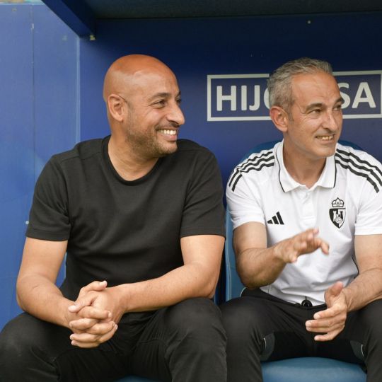 El entrenador de la Ponferradina, Mehdi Nafti, minutos antes del partido contra el Bilbao Athletic | Foto: Dani Merino, InfoBierzo El entrenador de la Ponferradina, Mehdi Nafti, minutos antes del partido contra el Bilbao Athletic | Foto: Dani Merino, InfoBierzo