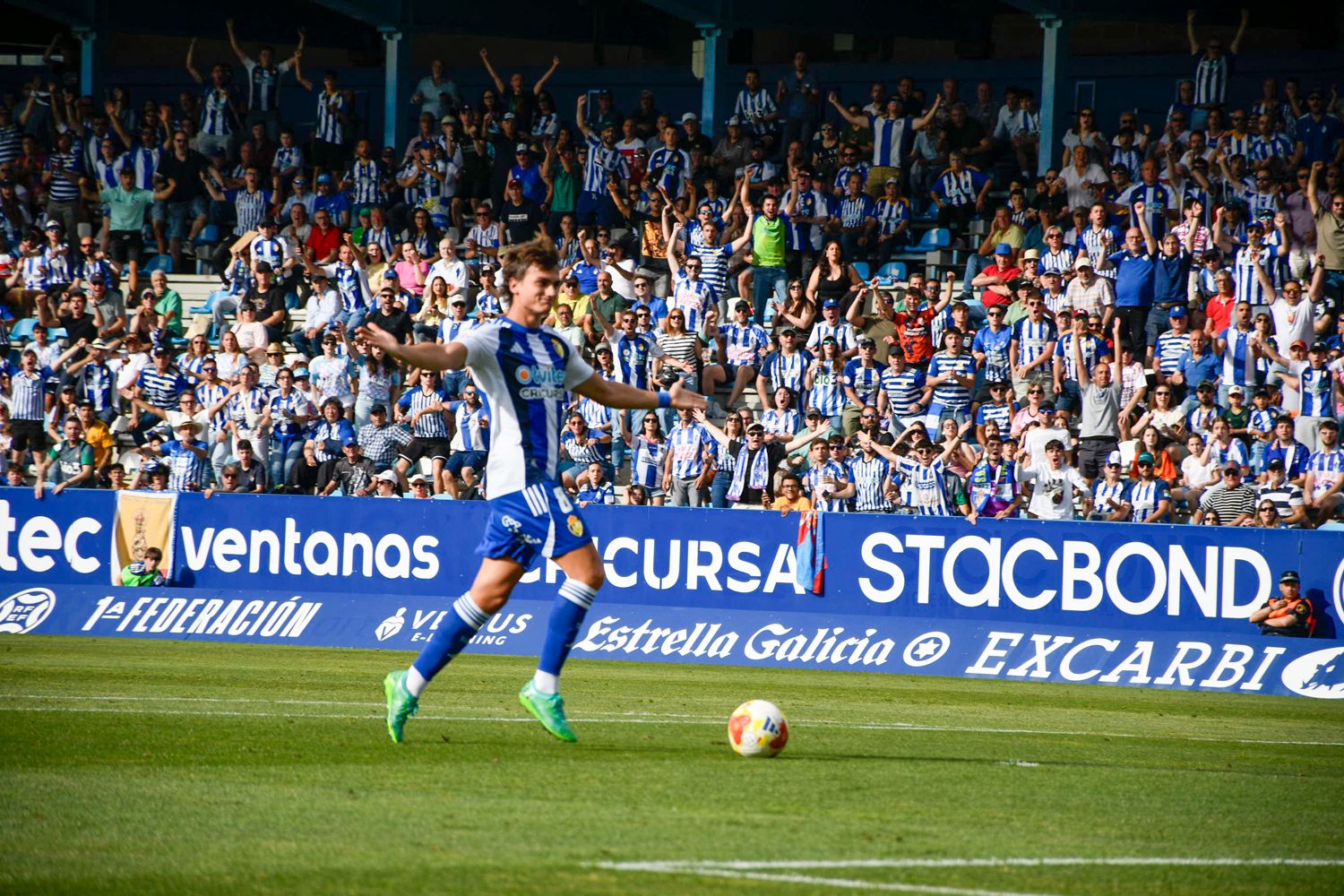 Gol del jugador de la Ponferradina Slavy contra el Bilbao Athletic (16) Gol del jugador de la Ponferradina Slavy contra el Bilbao Athletic (16)