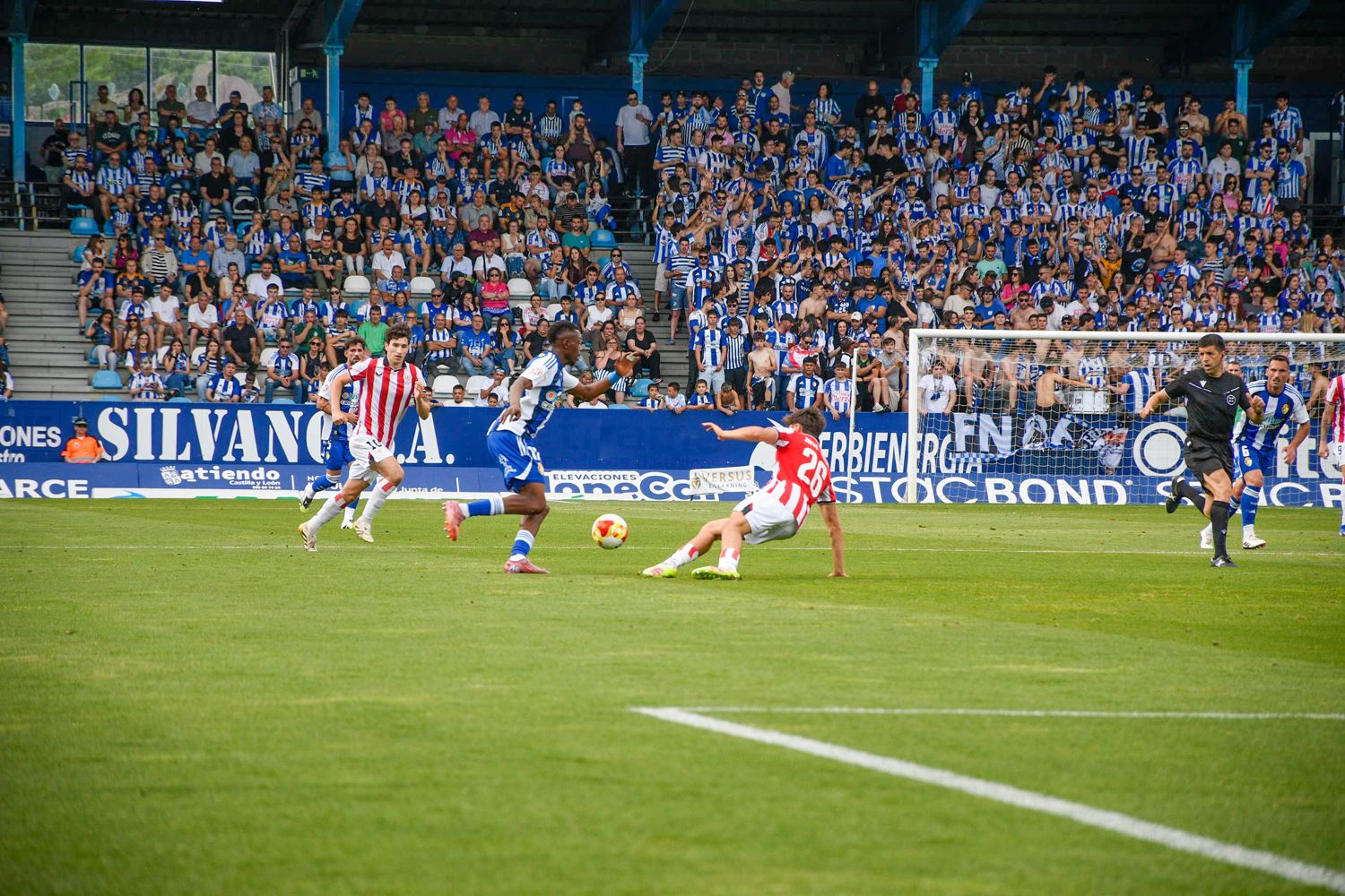 Primera parte del partido entre la Ponferradina y el Bilbao Athletic (75) Primera parte del partido entre la Ponferradina y el Bilbao Athletic (75)