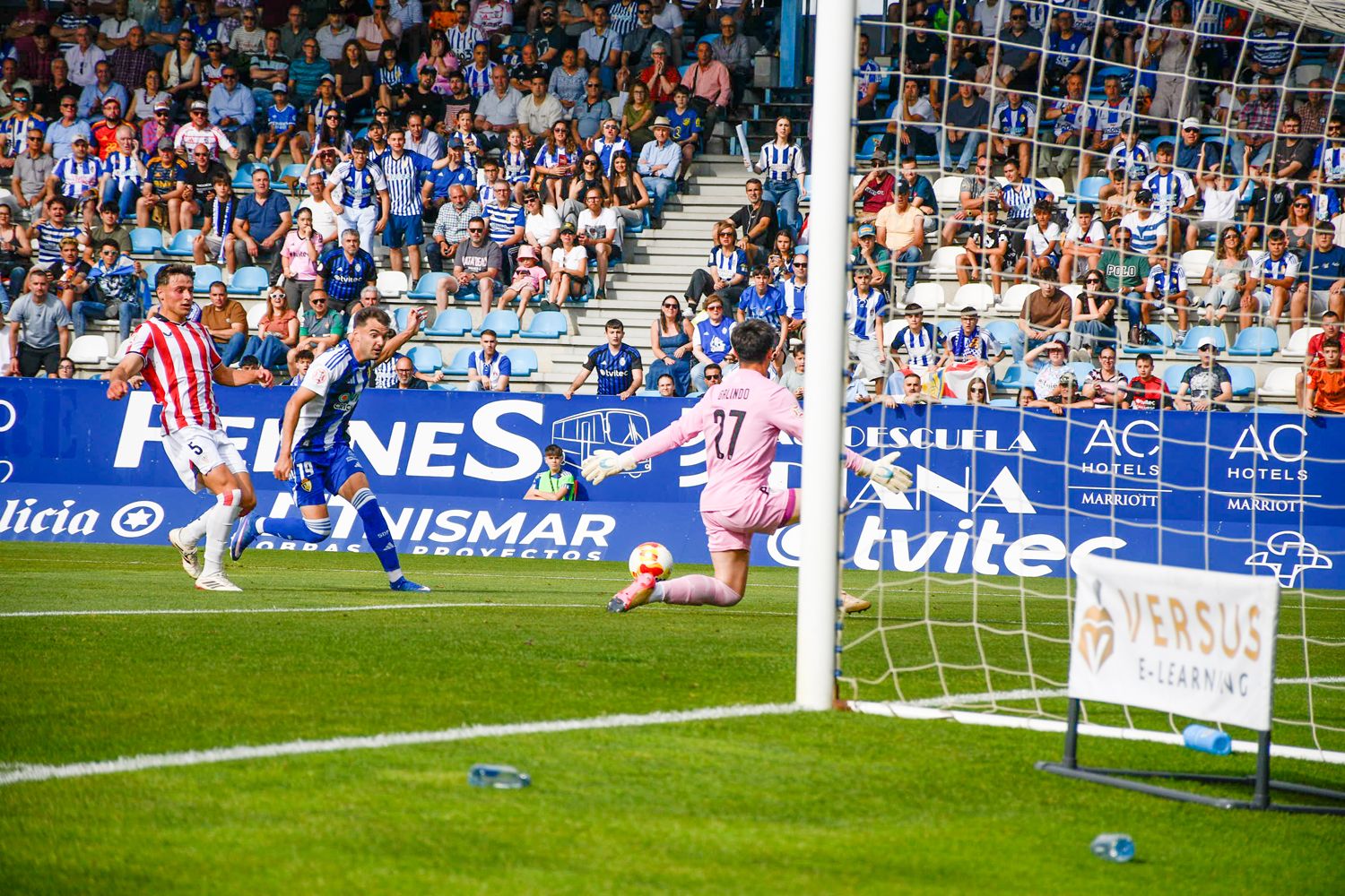 Primera parte del partido entre la Ponferradina y el Bilbao Athletic (83) Primera parte del partido entre la Ponferradina y el Bilbao Athletic (83)