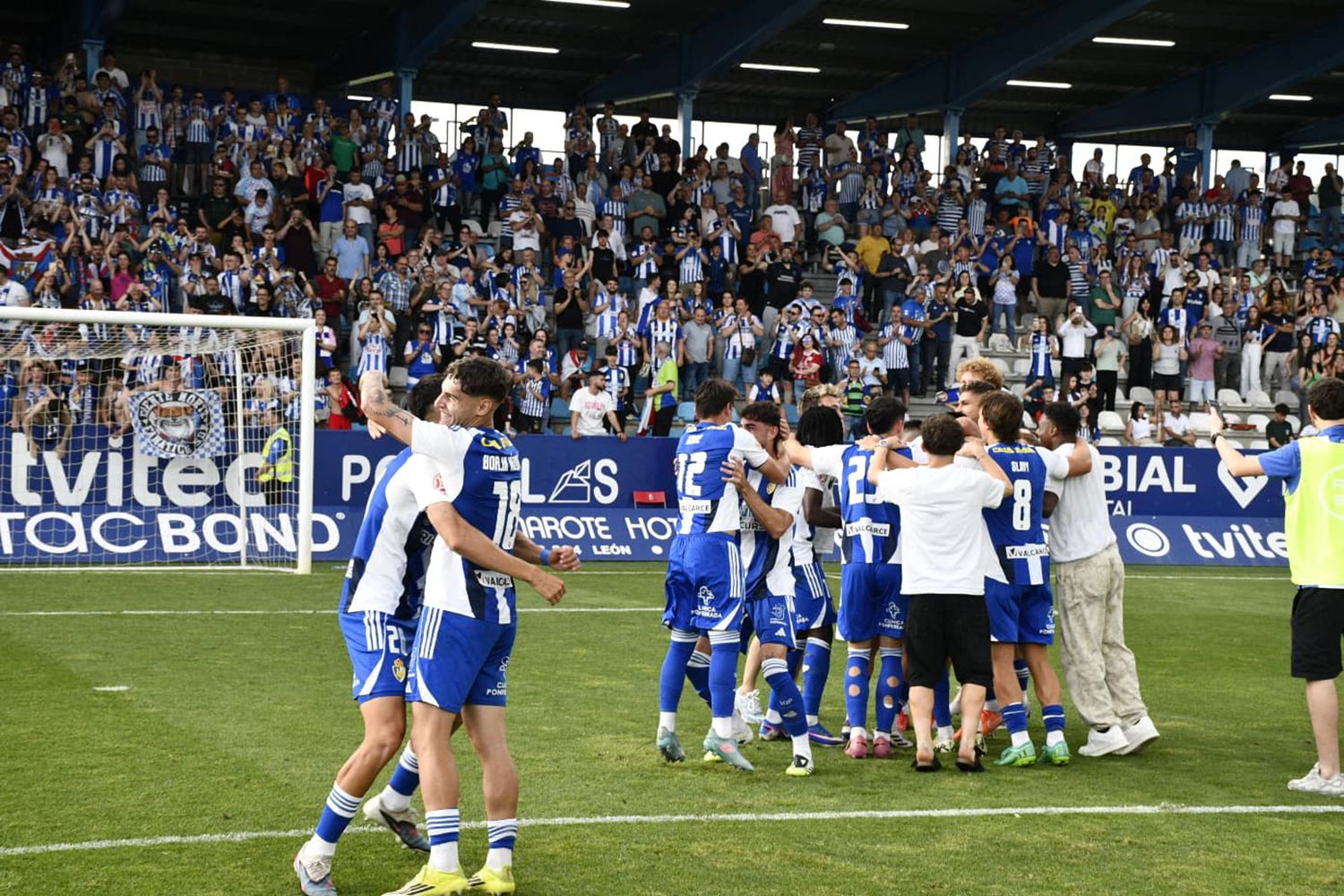 La Ponferradina celebra su playoff tras ganar al Bilbao Athletic La Ponferradina celebra su playoff tras ganar al Bilbao Athletic