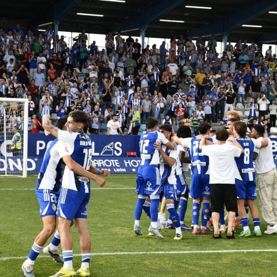 La Ponferradina celebra su playoff tras ganar al Bilbao Athletic La Ponferradina celebra su playoff tras ganar al Bilbao Athletic
