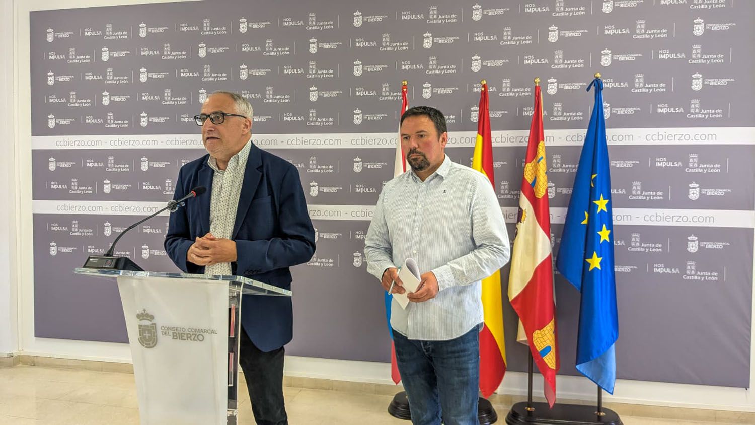 El presidente del Consejo Comarcal del Bierzo, Olegario Ramón, y el consejero comarcal de Transporte y Telecomunicaciones, Luis Perales (1) El presidente del Consejo Comarcal del Bierzo, Olegario Ramón, y el consejero comarcal de Transporte y Telecomunicaciones, Luis Perales (1)