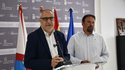 El presidente del Consejo Comarcal del Bierzo, Olegario Ramón (I), y el consejero comarcal de Transporte y Telecomunicaciones, Luis Perales (D) informan sobre los avances del Parque Micológico del Bierzo