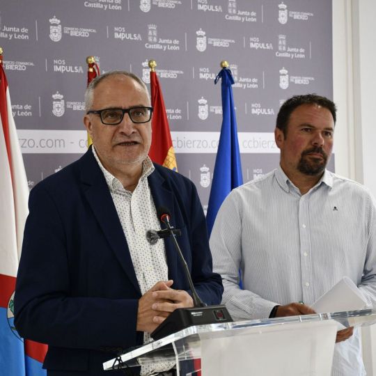 El presidente del Consejo Comarcal del Bierzo, Olegario Ramón (I), y el consejero comarcal de Transporte y Telecomunicaciones, Luis Perales (D) informan sobre los avances del Parque Micológico del Bierzo El presidente del Consejo Comarcal del Bierzo, Olegario Ramón (I), y el consejero comarcal de Transporte y Telecomunicaciones, Luis Perales (D) informan sobre los avances del Parque Micológico del Bierzo