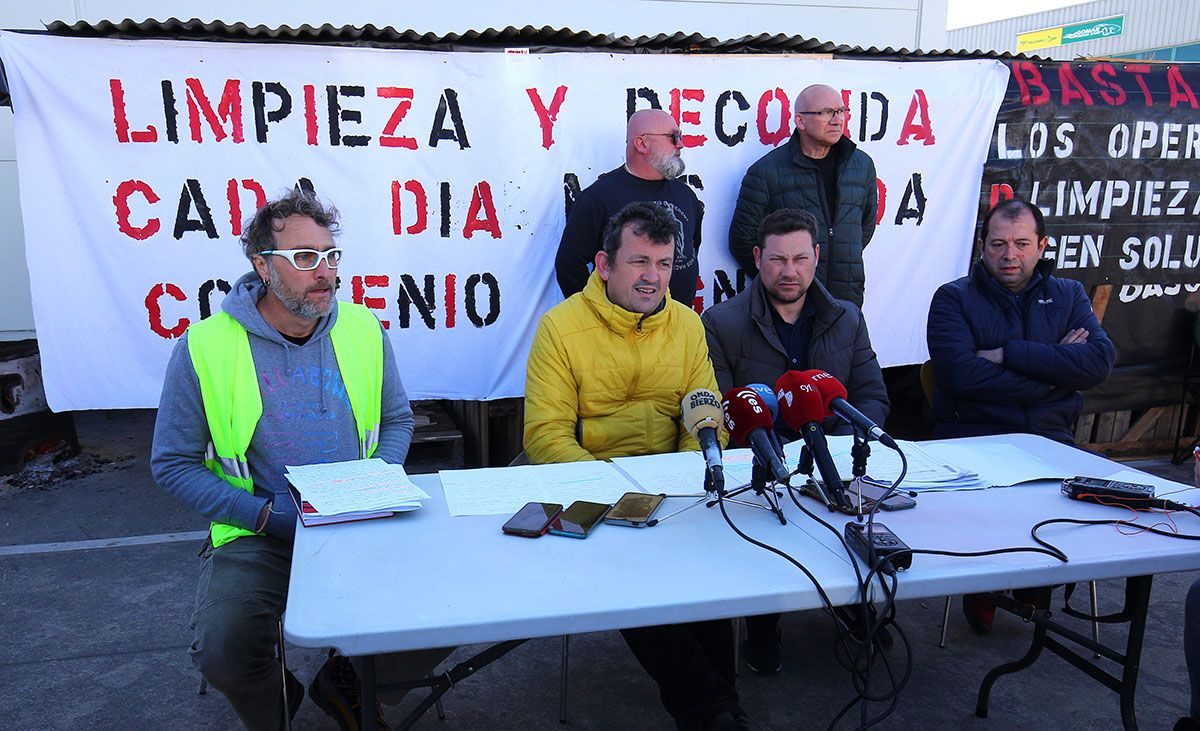 Rueda de prensa del comit�e huelga del servicio de limpieza viaria de Ponferrada