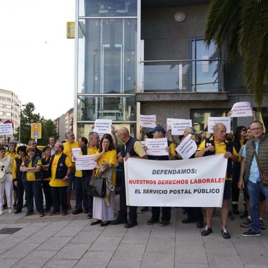 César Sánchez / ICAL . Concentración de los trabajadores de Correos en Ponferrada para reclamar más personal y mejora del servicio César Sánchez / ICAL . Concentración de los trabajadores de Correos en Ponferrada para reclamar más personal y mejora del servicio