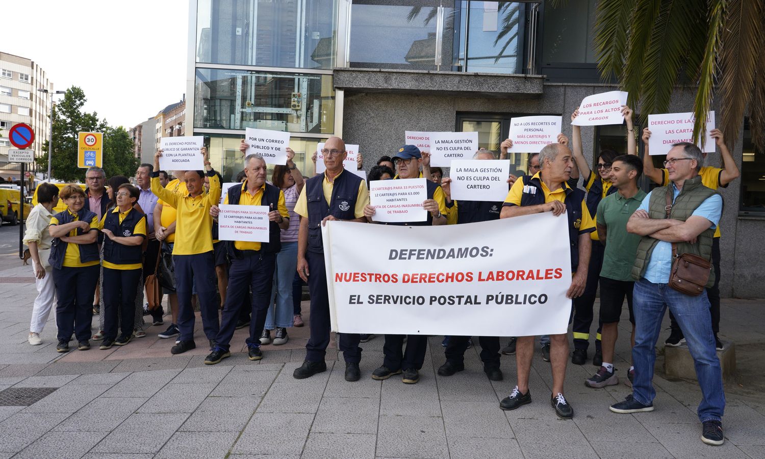 César Sánchez / ICAL . Concentración de los trabajadores de Correos en Ponferrada para reclamar más personal y mejora del servicio(5) César Sánchez / ICAL . Concentración de los trabajadores de Correos en Ponferrada para reclamar más personal y mejora del servicio(5)